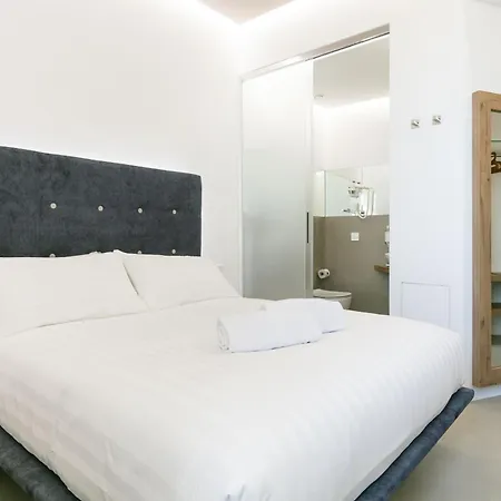 Domus Cavour Rooms&suites تيرانو