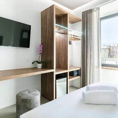 Domus Cavour Rooms&suites Hotel *
