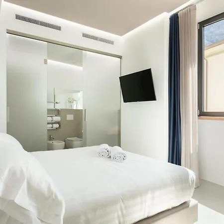Domus Cavour Rooms&suites Hotel Tirano