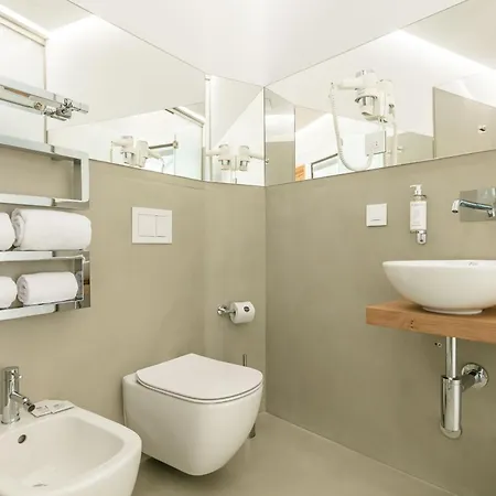 Domus Cavour Rooms&suites Hotel *